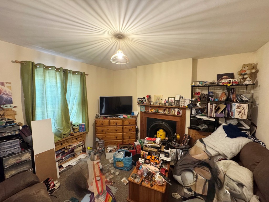 Lot: 36 - FREEHOLD COMMERCIAL AND RESIDENTIAL INVESTMENT - Maisonette - living room